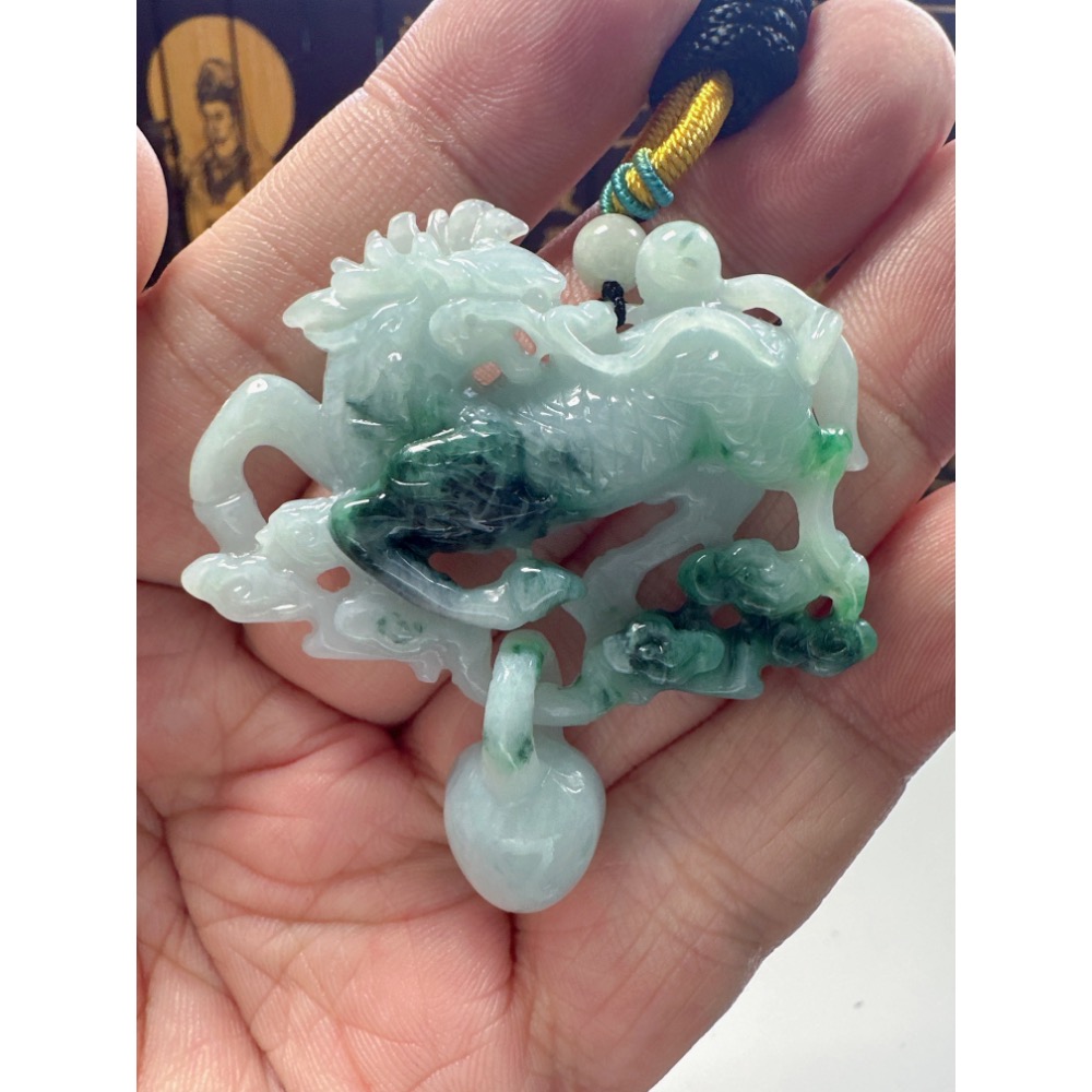 天然翡翠A貨-回頭麒麟手工雙面雕掛件  商品編號061908-細節圖4