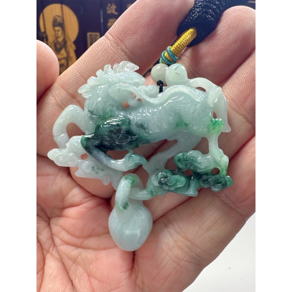 天然翡翠A貨-回頭麒麟手工雙面雕掛件  商品編號061908-細節圖5