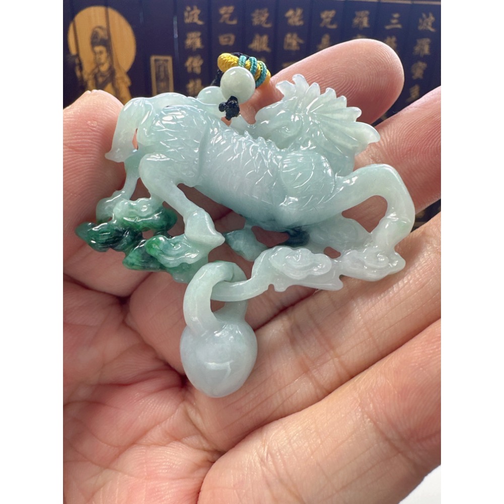 天然翡翠A貨-回頭麒麟手工雙面雕掛件  商品編號061908-細節圖8
