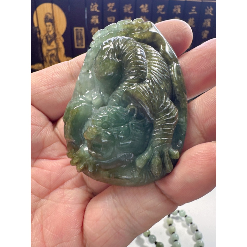 天然翡翠A貨-招財虎爺玉牌掛件 商品編號061909-細節圖2