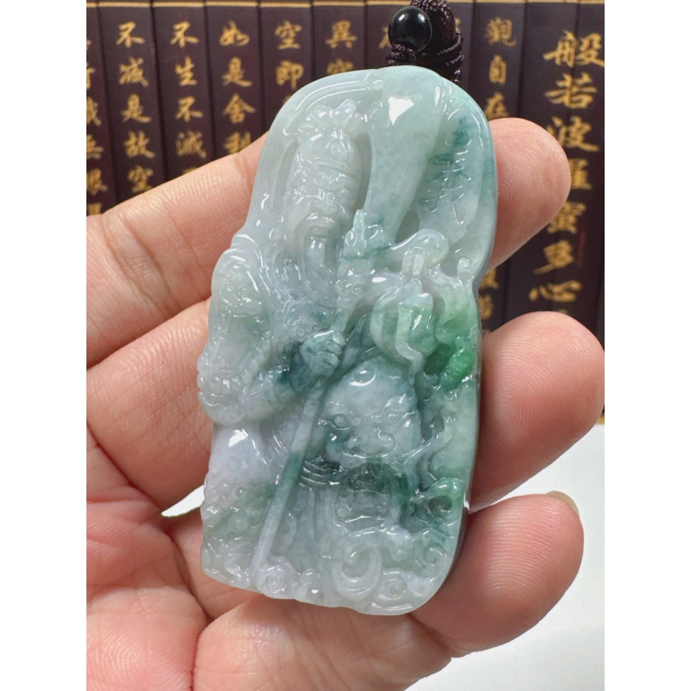 天然翡翠A貨-忠義千秋武財神關聖帝君立體厚庄玉牌掛件 商品編號062803-細節圖5