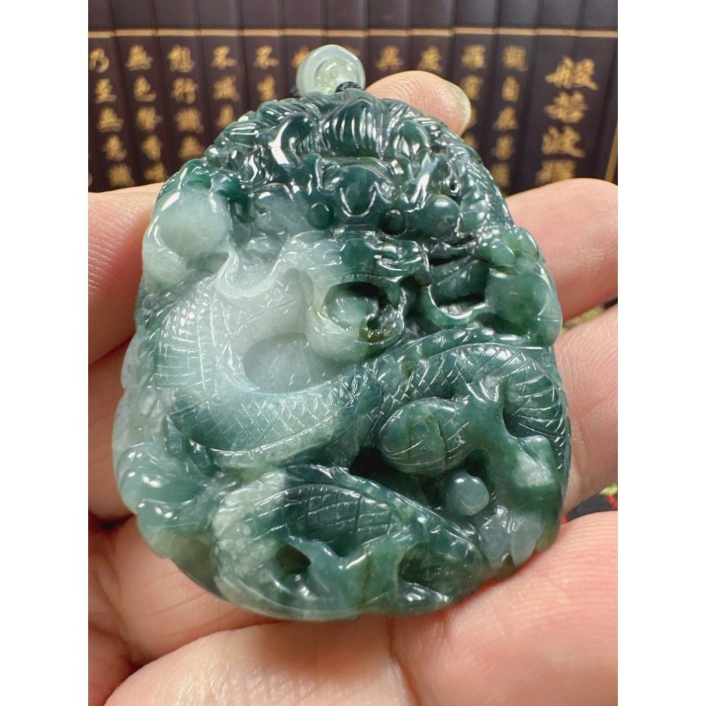 天然翡翠A貨-龍霸天下玉牌掛件 商品編號：070604-細節圖6