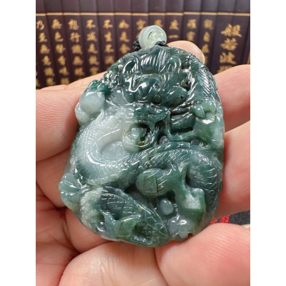 天然翡翠A貨-龍霸天下玉牌掛件 商品編號：070604-細節圖9