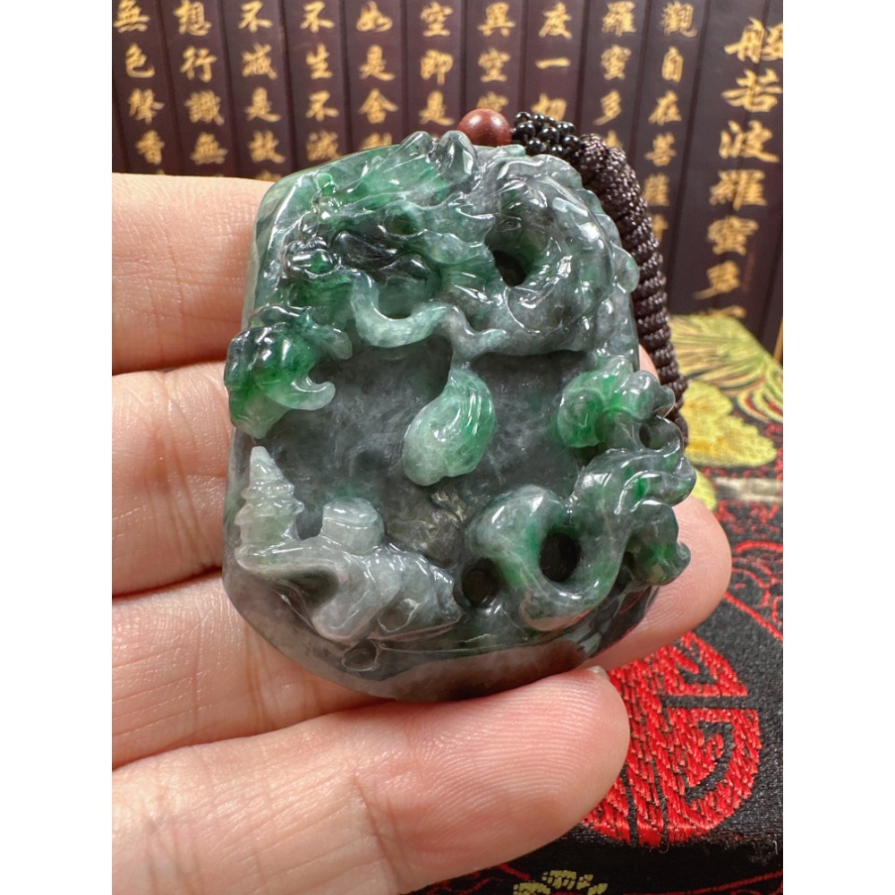 天然翡翠A貨-龍霸天下府上有龍立體厚庄掛件  商品編號：070609-細節圖2