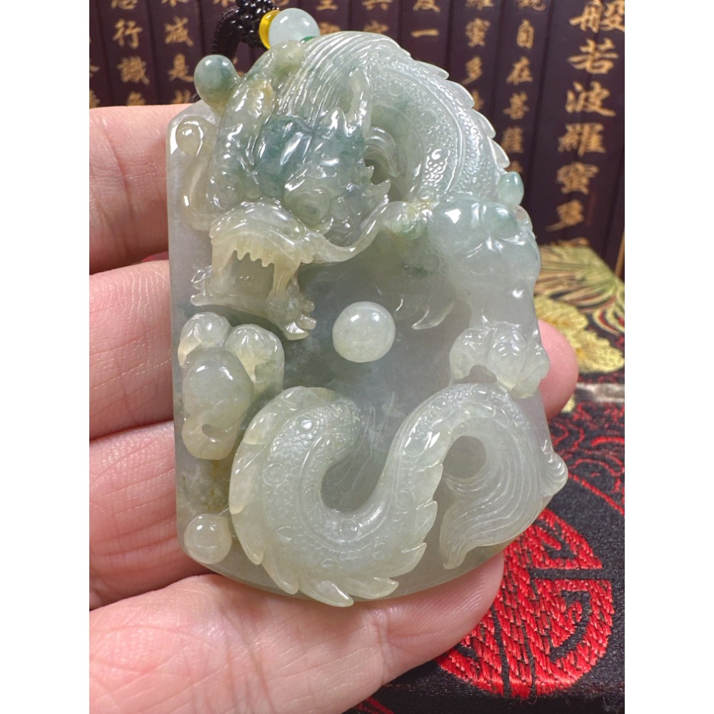 天然翡翠A貨-龍霸天下府上有龍立體厚庄掛件 商品編號：070610-細節圖2