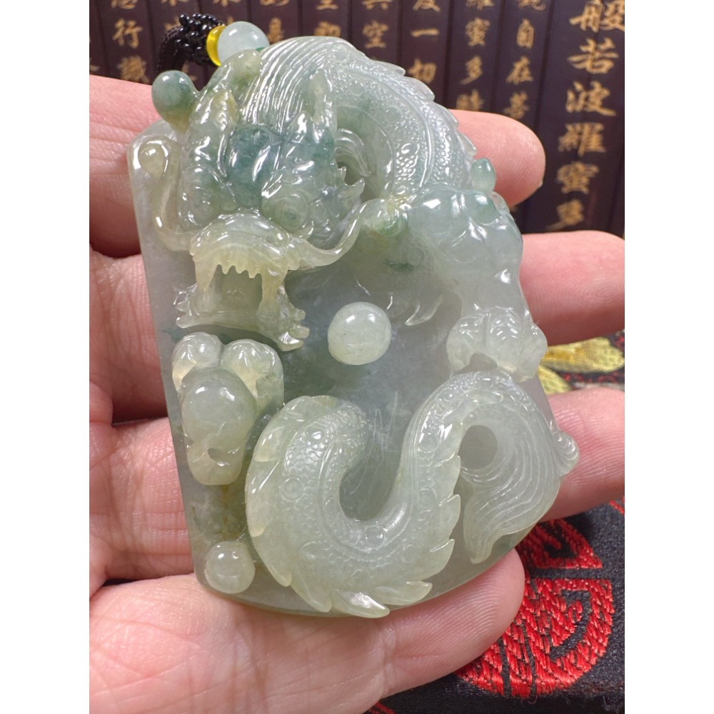 天然翡翠A貨-龍霸天下府上有龍立體厚庄掛件 商品編號：070610-細節圖5