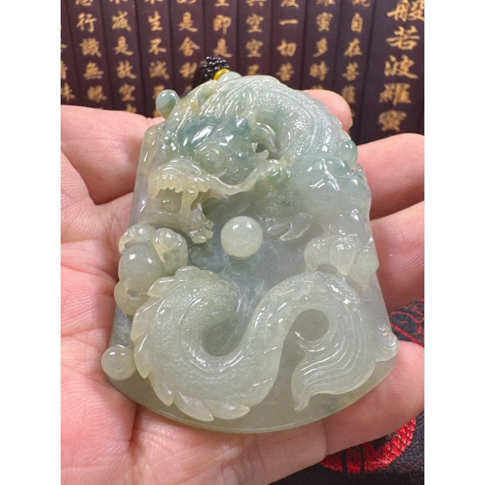 天然翡翠A貨-龍霸天下府上有龍立體厚庄掛件 商品編號：070610-細節圖8