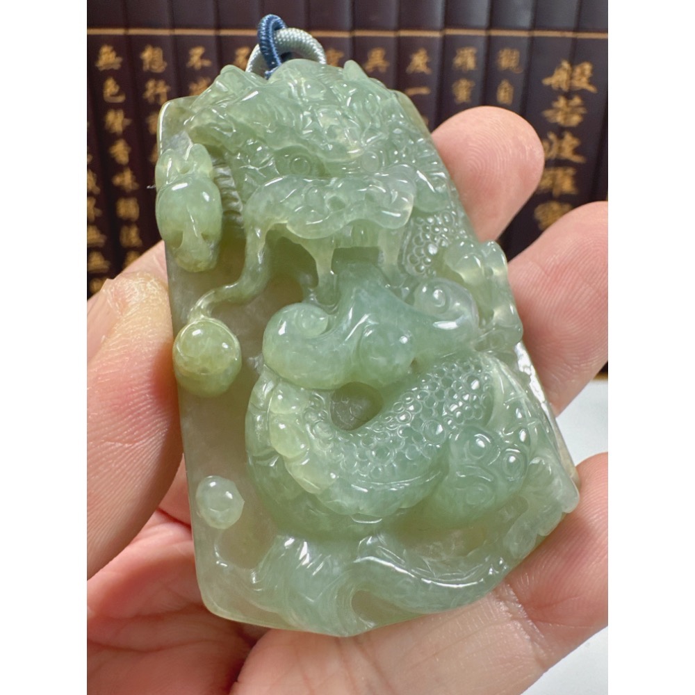 天然翡翠A貨-龍霸天下神龍護主玉牌掛件 商品編號：071507-細節圖7