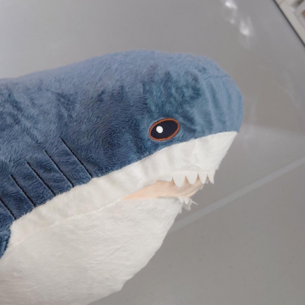 🇸🇪臺灣IKEA正版代購✨BLA 填充玩具 鯊魚 小鯊魚　🦈明星網紅鯊鯊 玩偶布偶娃娃靠墊抱枕 交換禮物生日情人節兒童節-細節圖3