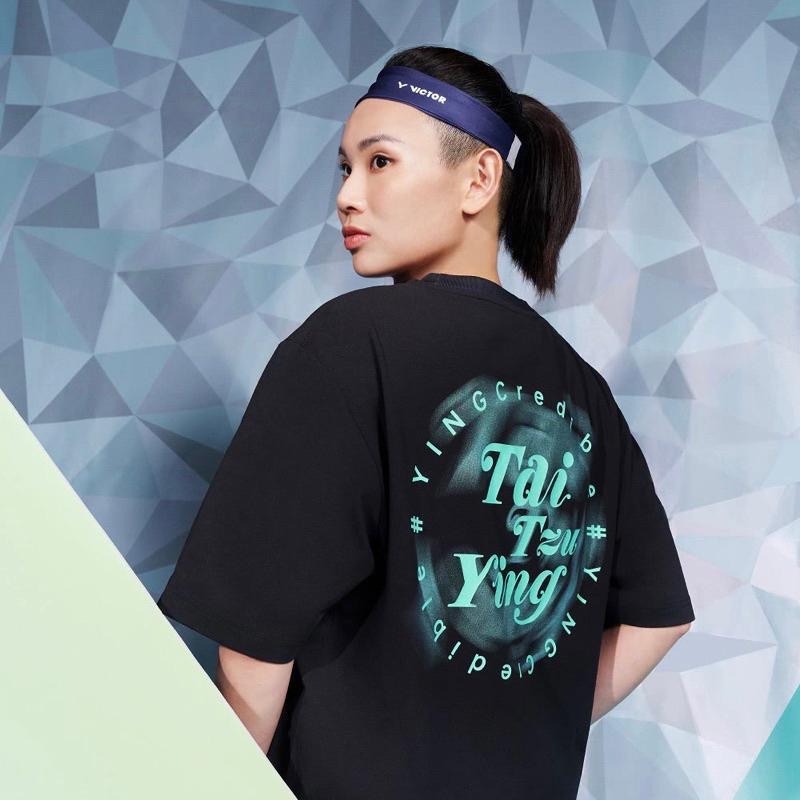 𝙎𝙊𝙎𝘼羽球超市｜VICTOR 勝利 戴資穎致敬系列休閒款T恤 中性款 T-50005TTY 羽球衣-細節圖4