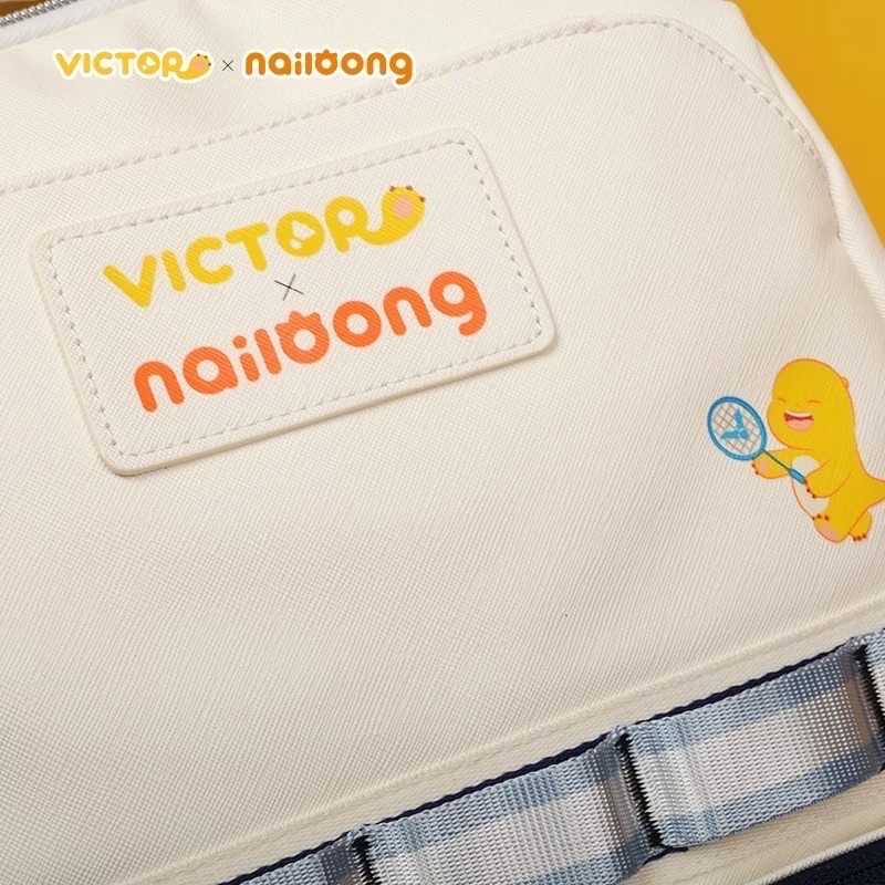 𝙎𝙊𝙎𝘼羽球超市｜VICTOR 勝利 2025中國公開賽 X 奶龍聯名後背包 BR5048NLCO25-細節圖3