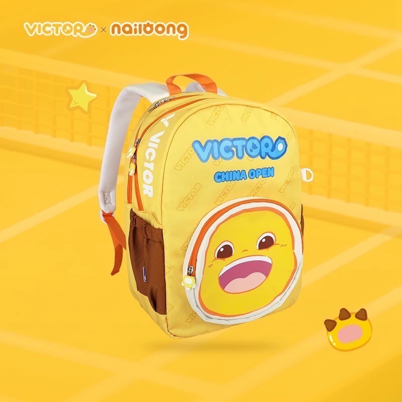 𝙎𝙊𝙎𝘼羽球超市｜VICTOR 勝利 2025中國公開賽 X 奶龍聯名兒童背包 BR011JRNLCO25-細節圖2