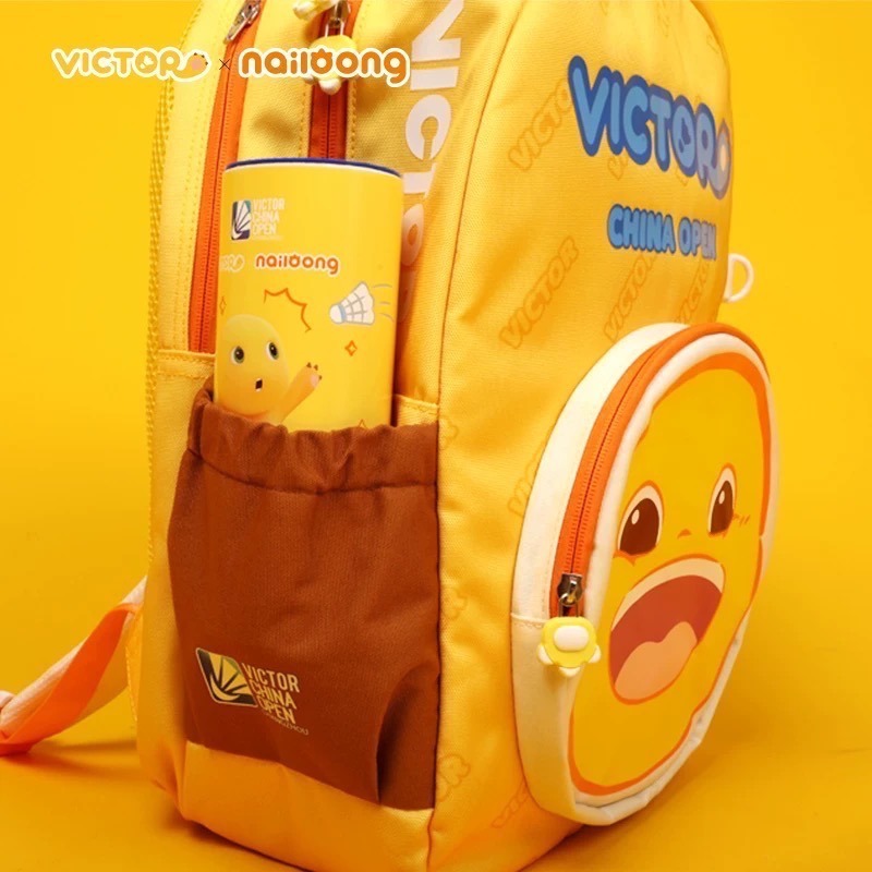 𝙎𝙊𝙎𝘼羽球超市｜VICTOR 勝利 2025中國公開賽 X 奶龍聯名兒童背包 BR011JRNLCO25-細節圖3