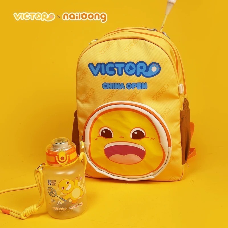 𝙎𝙊𝙎𝘼羽球超市｜VICTOR 勝利 2025中國公開賽 X 奶龍聯名兒童背包 BR011JRNLCO25-細節圖4