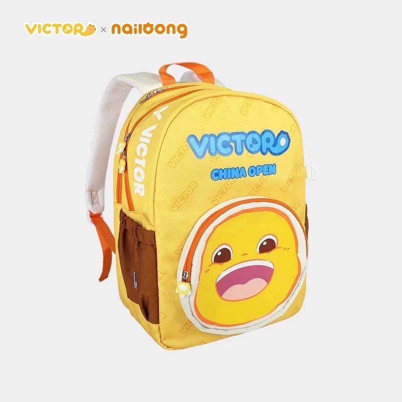 𝙎𝙊𝙎𝘼羽球超市｜VICTOR 勝利 2025中國公開賽 X 奶龍聯名兒童背包 BR011JRNLCO25-細節圖5