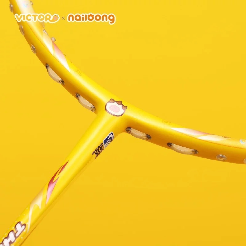 𝙎𝙊𝙎𝘼羽球超市｜VICTOR 勝利 2025中國公開賽 X 奶龍聯名球拍 TK-NAILONG CO25-細節圖2
