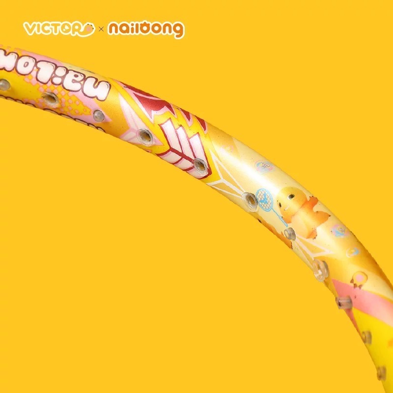 𝙎𝙊𝙎𝘼羽球超市｜VICTOR 勝利 2025中國公開賽 X 奶龍聯名球拍 TK-NAILONG CO25-細節圖3