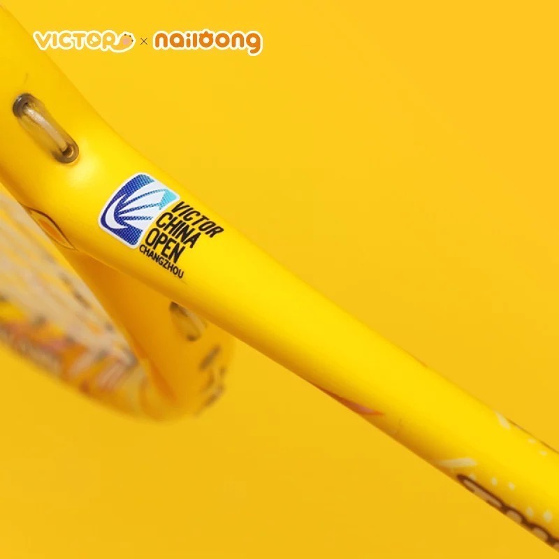 𝙎𝙊𝙎𝘼羽球超市｜VICTOR 勝利 2025中國公開賽 X 奶龍聯名球拍 TK-NAILONG CO25-細節圖4