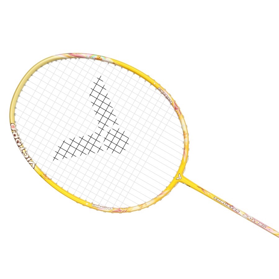 𝙎𝙊𝙎𝘼羽球超市｜VICTOR 勝利 2025中國公開賽 X 奶龍聯名球拍 TK-NAILONG CO25-細節圖7