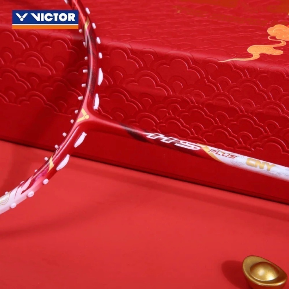 𝙎𝙊𝙎𝘼羽球超市｜VICTOR 勝利 馬到成功新年系列球拍禮盒 ARS-HS PLUS CNY26 極音速-細節圖3