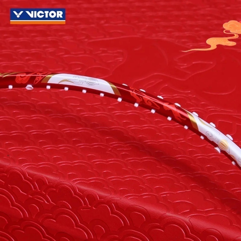 𝙎𝙊𝙎𝘼羽球超市｜VICTOR 勝利 馬到成功新年系列球拍禮盒 ARS-HS PLUS CNY26 極音速-細節圖4