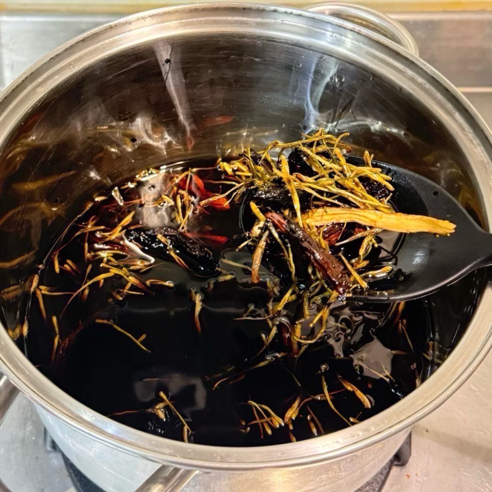 樸實無華🌱 【紫 雲 膏】草本手作 清香冷壓黑麻油，添加金銀花 傳統工法隨身護膚膏#紫雲膏#寶寶屁屁膏-細節圖3