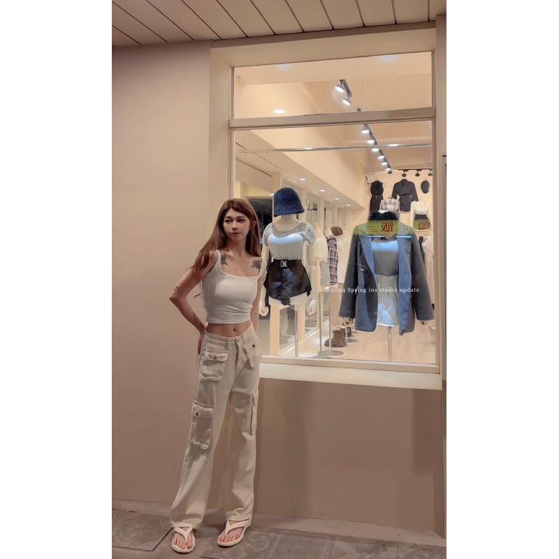 hinaaaa/現貨｜韓系簡約粗肩胸墊背心 素面無袖罩杯小可愛 美背背心 短版背心上衣 夏天女背心 2410-細節圖4