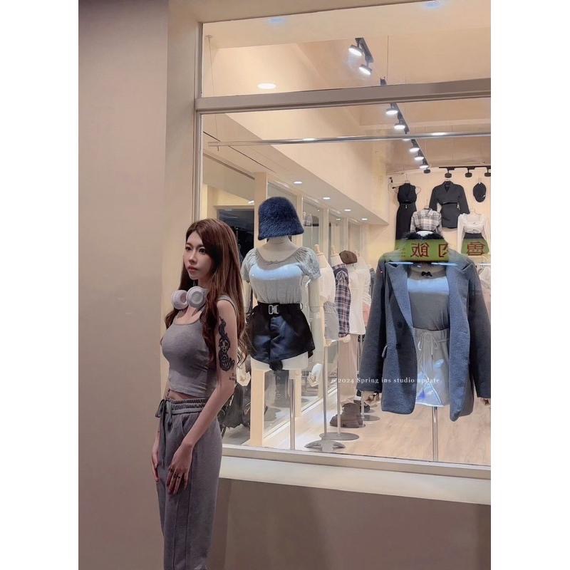 hinaaaa/現貨｜韓系簡約粗肩胸墊背心 素面無袖罩杯小可愛 美背背心 短版背心上衣 夏天女背心 2410-細節圖5