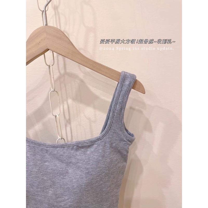 hinaaaa/現貨｜韓系簡約粗肩胸墊背心 素面無袖罩杯小可愛 美背背心 短版背心上衣 夏天女背心 2410-細節圖8