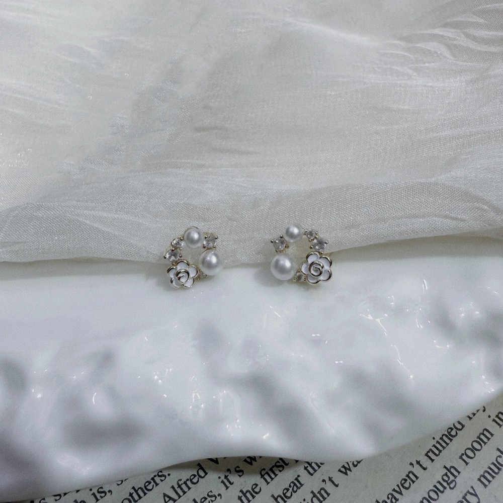 𝟐𝟓𝟒𝟐𝟕𝒂𝒄𝒄 ꕤ︎︎·͜·-S925純銀🔖🤍🤍戴不膩的山茶花 珍珠 耳釘 耳環-細節圖3