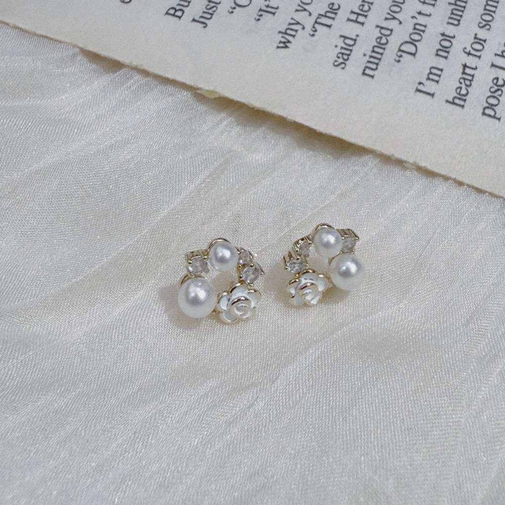 𝟐𝟓𝟒𝟐𝟕𝒂𝒄𝒄 ꕤ︎︎·͜·-S925純銀🔖🤍🤍戴不膩的山茶花 珍珠 耳釘 耳環-細節圖4