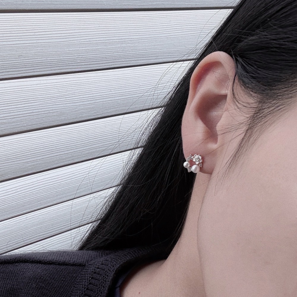 𝟐𝟓𝟒𝟐𝟕𝒂𝒄𝒄 ꕤ︎︎·͜·-S925純銀🔖🤍🤍戴不膩的山茶花 珍珠 耳釘 耳環-細節圖5