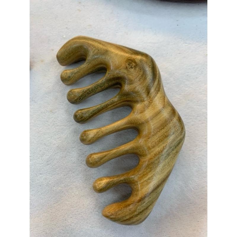 【虎達麥皂陪省團】現貨/短粗齒綠檀梳/精品梳一體成型/原木經絡按摩梳 天然原木梳子 綠檀木梳頭皮梳子-細節圖7