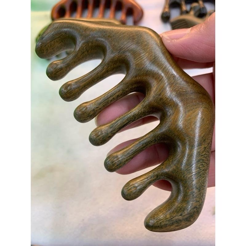 【虎達麥皂陪省團】現貨/短粗齒綠檀梳/精品梳一體成型/原木經絡按摩梳 天然原木梳子 綠檀木梳頭皮梳子-細節圖8