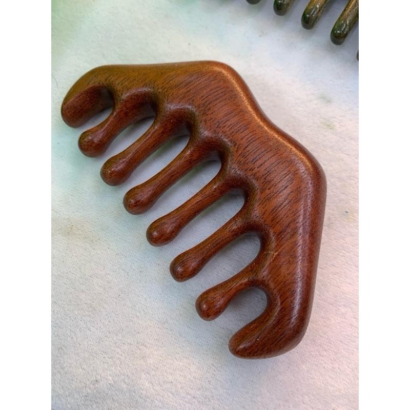 【虎達麥皂陪省團】現貨/短粗齒綠檀梳/精品梳一體成型/原木經絡按摩梳 天然原木梳子 綠檀木梳頭皮梳子-細節圖9