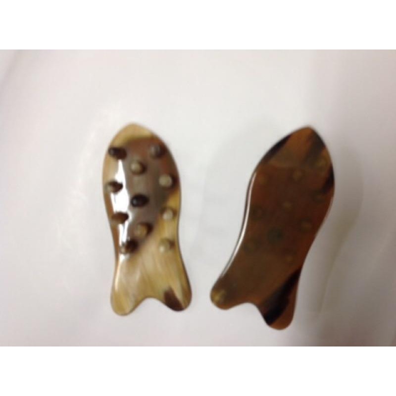 【虎達麥皂陪省團】天然魚型牛角顆粒梳 健康 養生 🕺🕺穴道按摩 刮痧棒 做臉棒 💆🏻撥筋棒 👣腳底按摩💟-細節圖2