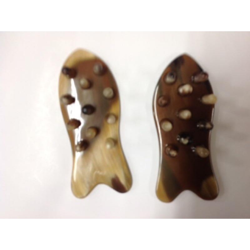 【虎達麥皂陪省團】天然魚型牛角顆粒梳 健康 養生 🕺🕺穴道按摩 刮痧棒 做臉棒 💆🏻撥筋棒 👣腳底按摩💟-細節圖3