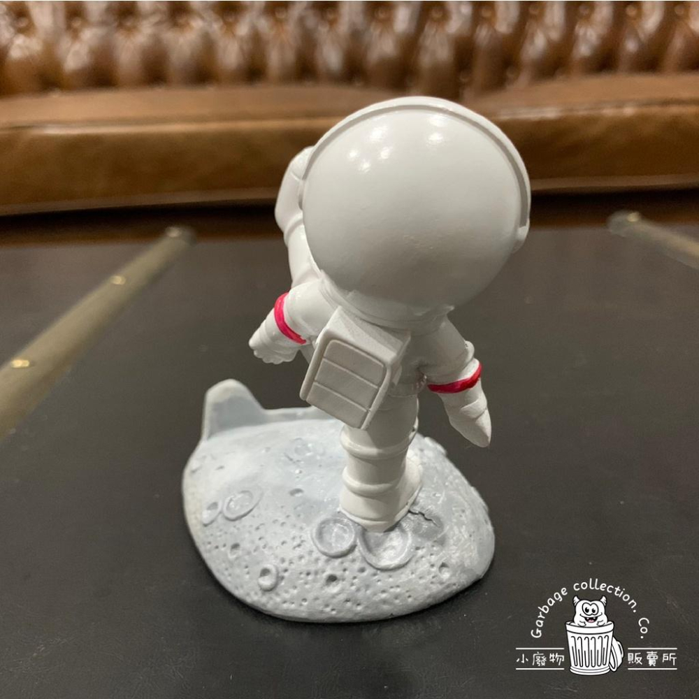『台灣現貨/當天出貨』太空人手機架 （踢腿版）手機架 太空人擺件 桌上擺飾 療癒小物 公仔-細節圖3