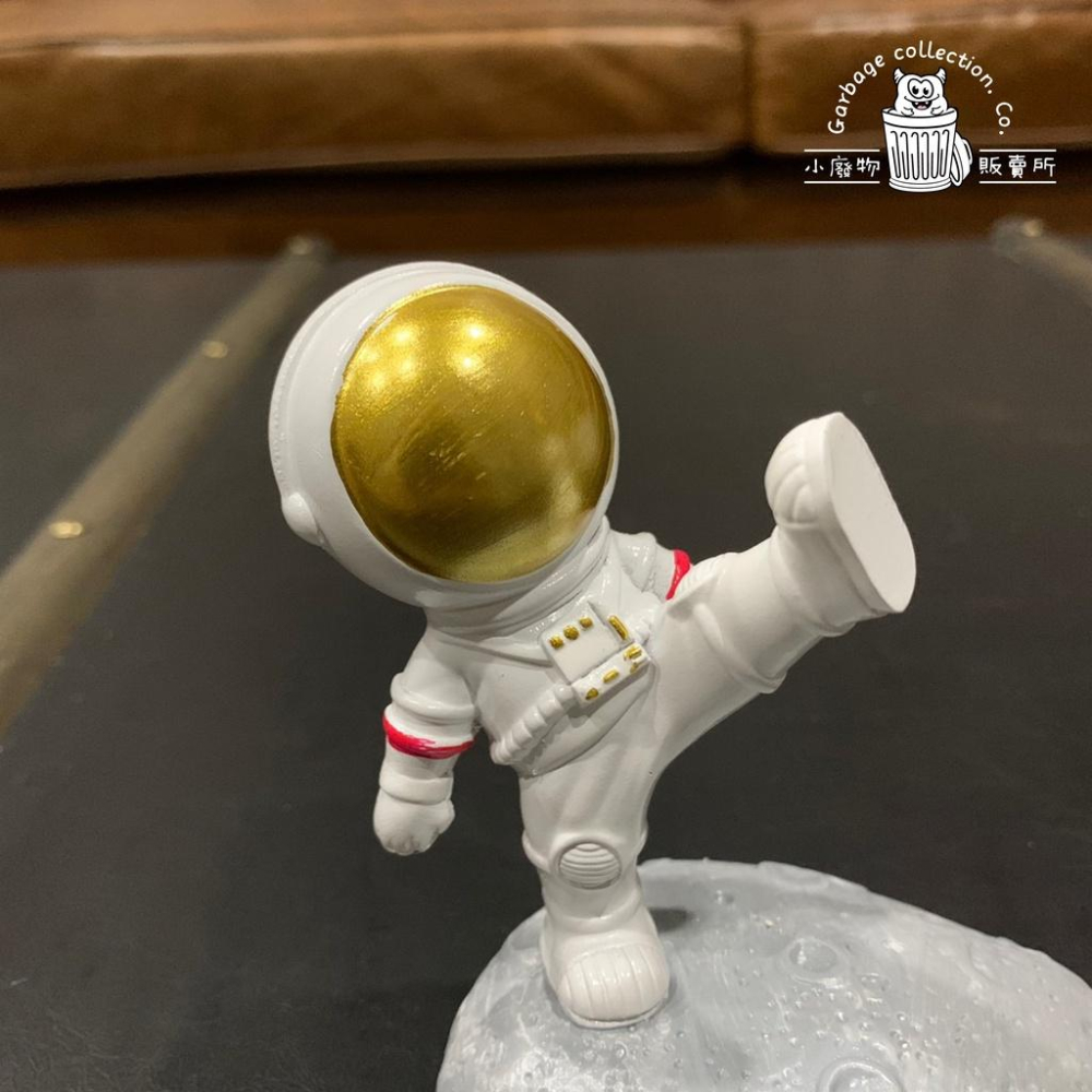 『台灣現貨/當天出貨』太空人手機架 （踢腿版）手機架 太空人擺件 桌上擺飾 療癒小物 公仔-細節圖4
