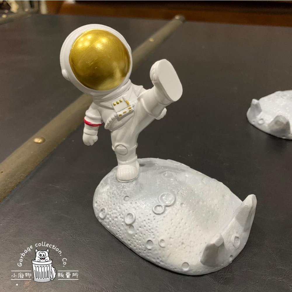 『台灣現貨/當天出貨』太空人手機架 （踢腿版）手機架 太空人擺件 桌上擺飾 療癒小物 公仔-細節圖5