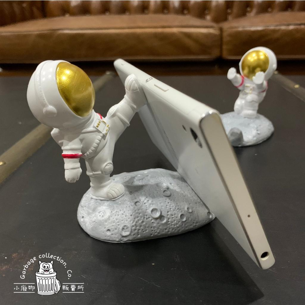 『台灣現貨/當天出貨』太空人手機架 （踢腿版）手機架 太空人擺件 桌上擺飾 療癒小物 公仔-細節圖6