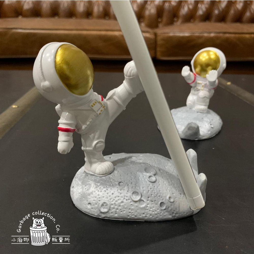 『台灣現貨/當天出貨』太空人手機架 （踢腿版）手機架 太空人擺件 桌上擺飾 療癒小物 公仔-細節圖7