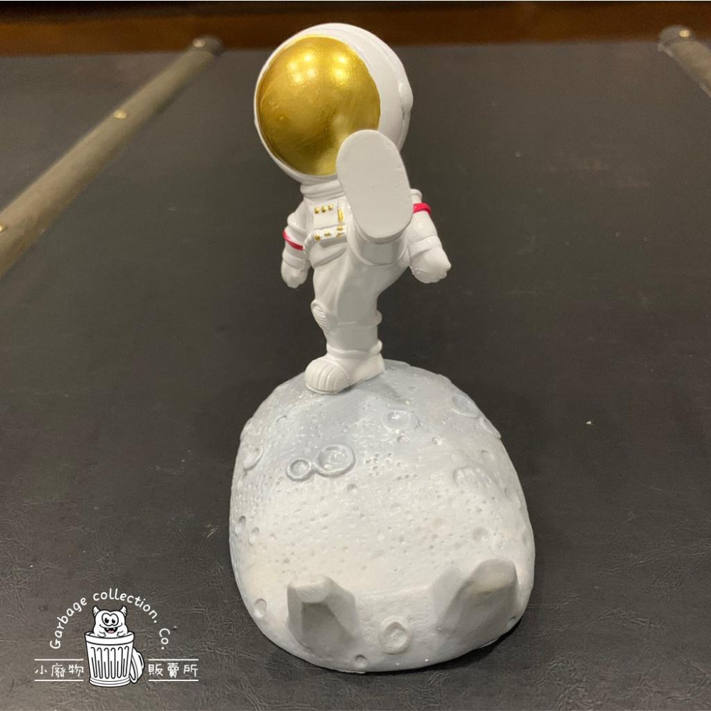 『台灣現貨/當天出貨』太空人手機架 （踢腿版）手機架 太空人擺件 桌上擺飾 療癒小物 公仔-細節圖8