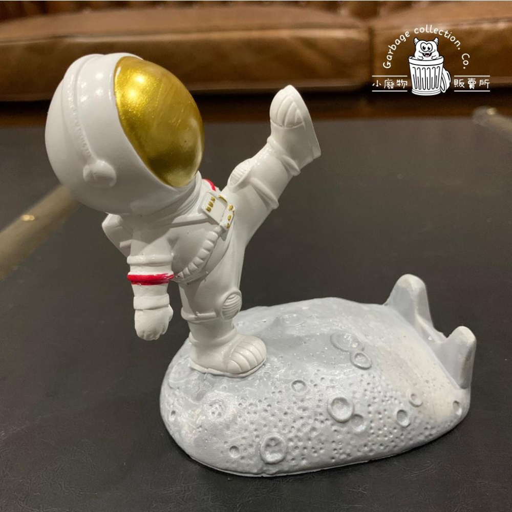 『台灣現貨/當天出貨』太空人手機架 （踢腿版）手機架 太空人擺件 桌上擺飾 療癒小物 公仔-細節圖9
