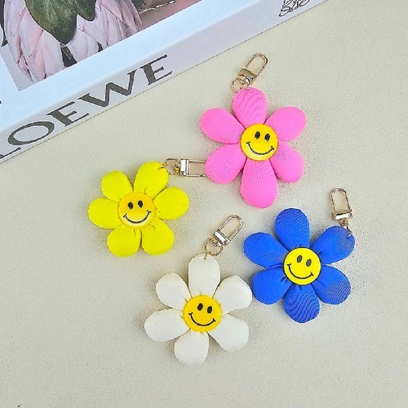 韓國進口 現貨♡ 布藝笑臉花朵鑰匙扣 花朵吊飾 正韓吊飾 微笑花朵 包包吊飾 花朵吊飾 鑰匙圈 掛飾-細節圖2