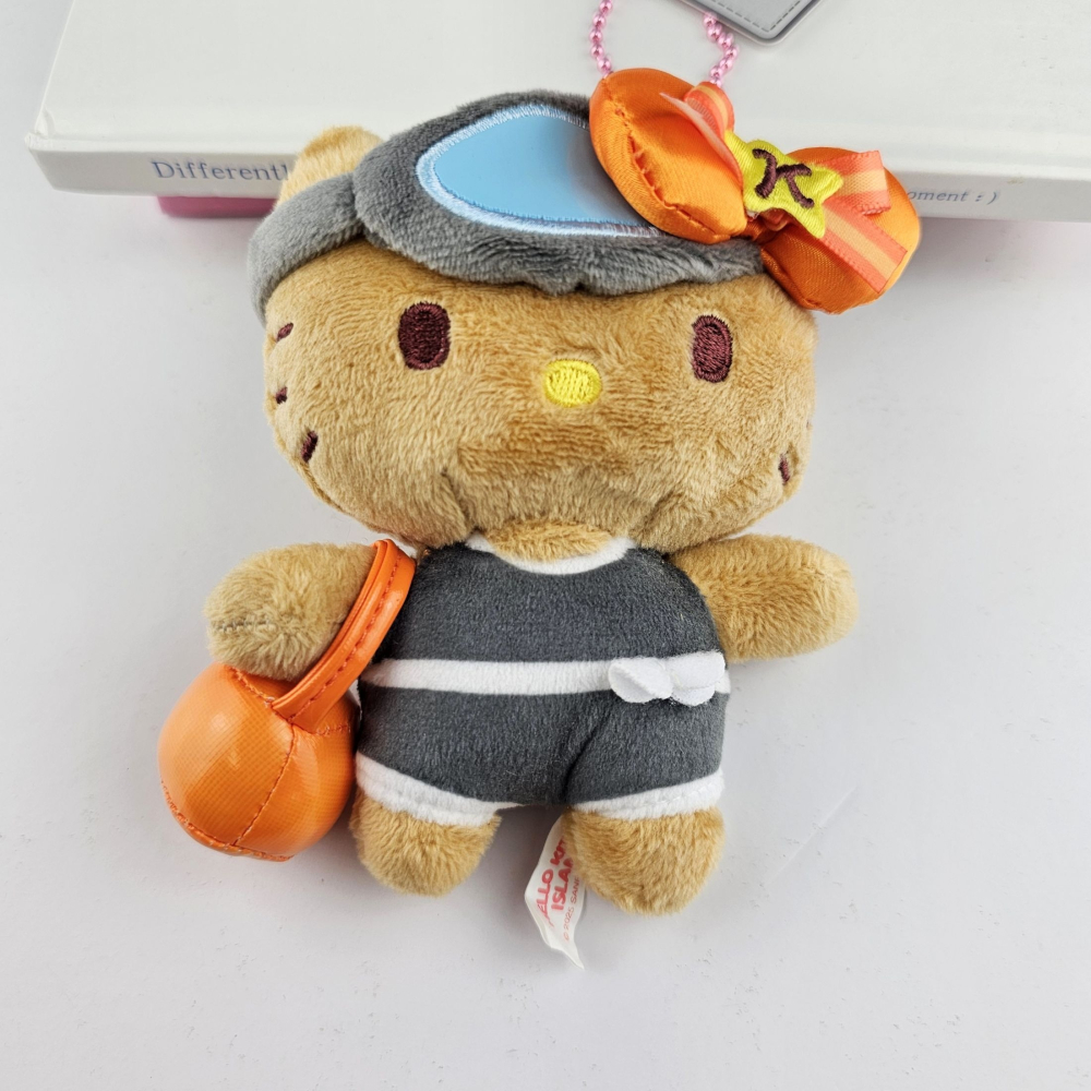 s.w 現貨韓國🇰🇷濟州島 正版三麗歐博物館-濟洲島限定海女Kitty吊飾-細節圖3