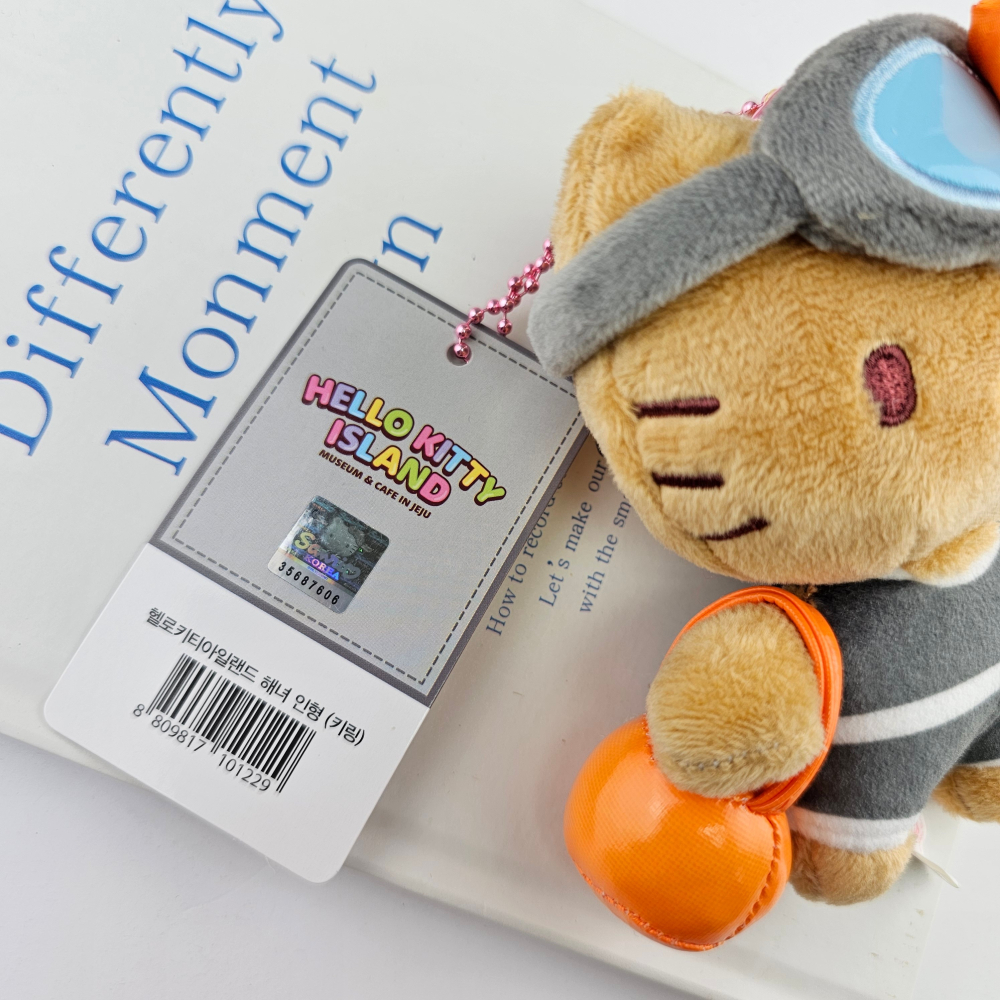 s.w 現貨韓國🇰🇷濟州島 正版三麗歐博物館-濟洲島限定海女Kitty吊飾-細節圖6