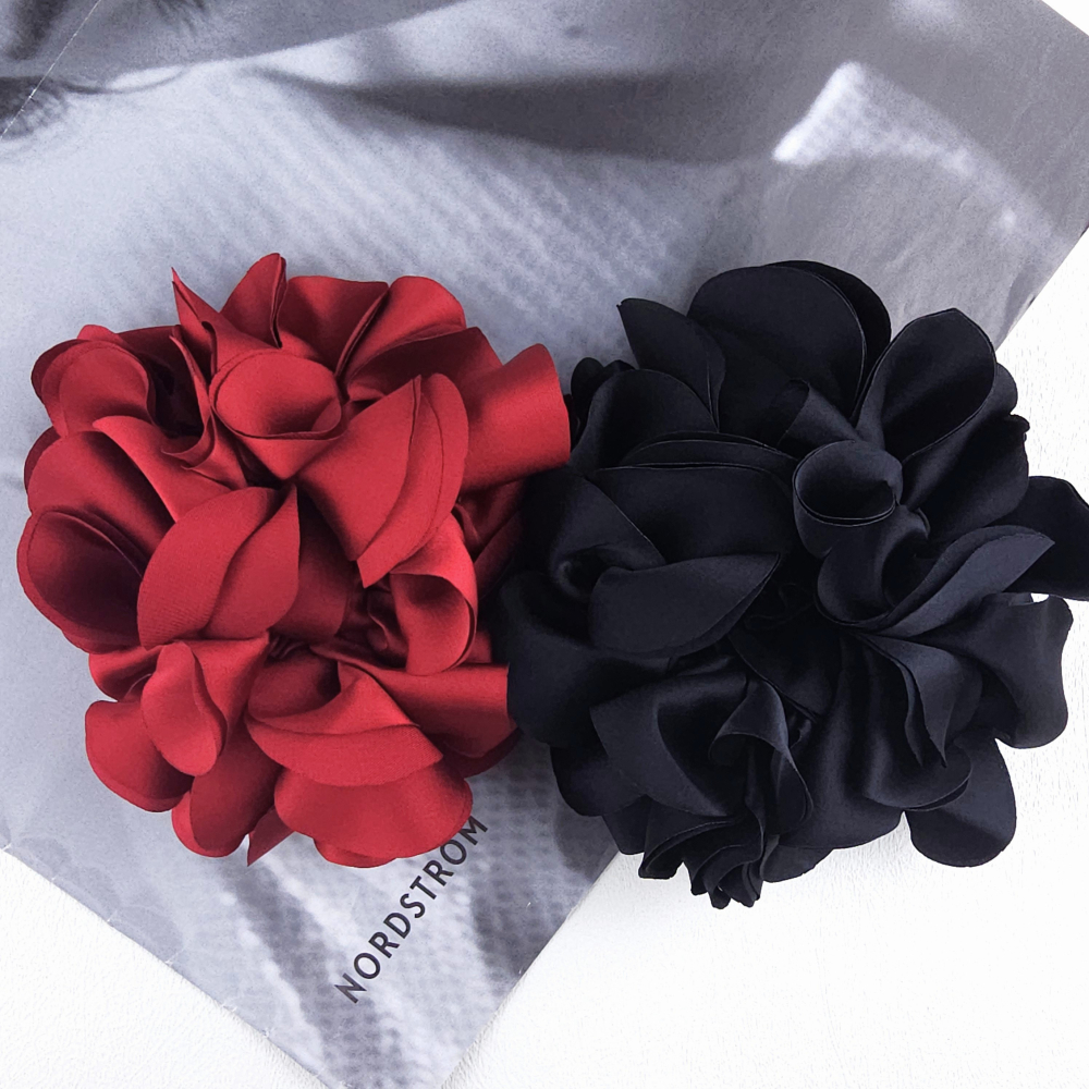 𝐬.𝒘🌹正韓 現貨♡ 立體花瓣緞面大腸髮圈 韓國飾品 大腸圈 韓國髮圈-細節圖2