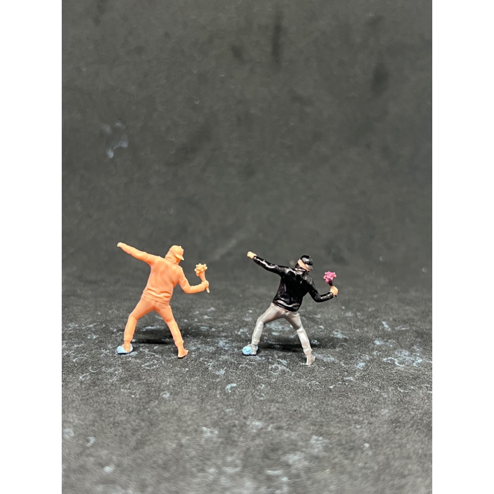 上色 Banksy Medicom 班克斯 扔花男孩 扔花者 1/64 1:64 潮流 人偶 公仔 模型 場景搭配 微縮-細節圖2