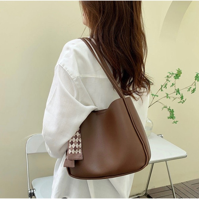 「H」簡約水桶包 高質感 百搭包 大容量包 肩背包 腋下包-細節圖6